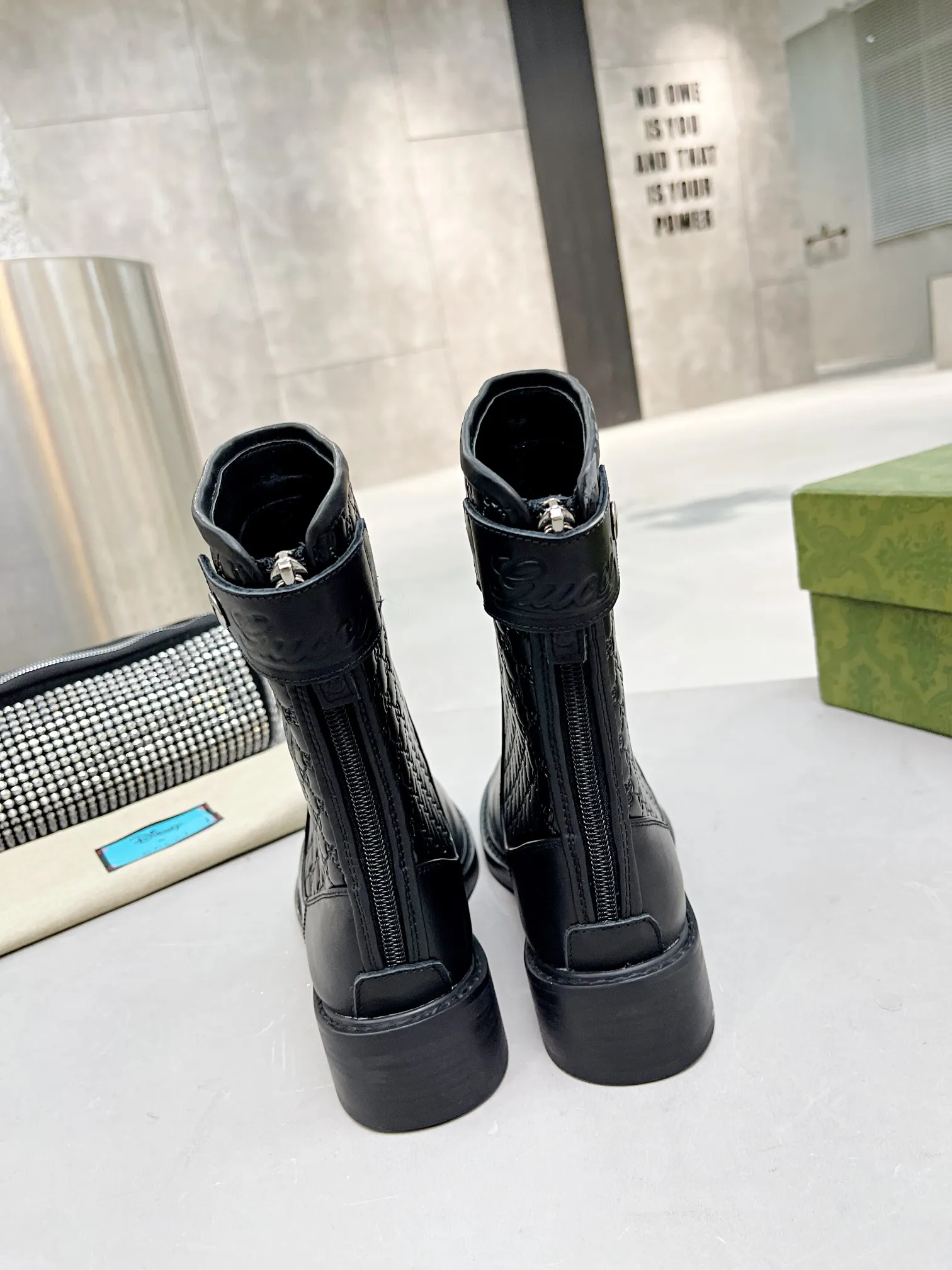 👟👟Ex-factory price 600👟👟 Gucci | Gucci short boots small embossed model ²⁰²¹𝐬𝐬 ⭐️ G home main series classic full cowhide printed embossing original classic never goes out of style 👟👟representative of classic hot style double G embossed As an iconic symbol of the brand with a distinctive style, each logo contains the brand's unique historical heritage and value pursuit, interpreting the fashionable and timeless aesthetic concept with enduring charm. Classic brand logo, brand spirit. ❥Gucci purchasing agent level! Full of high-end feel! This is a popular model among bloggers at home and abroad. It makes your feet look slender. It feels so beautiful on your feet! Upper: Original calfskin Lining: Imported sheepskin lining Outsole: Original molded outsole Shoe shaft height: 25cm Heel height: 4cm Shoe size: 35-39 (34, 40, 41 can be customized) Packaging: Original high-end full set of green packaging